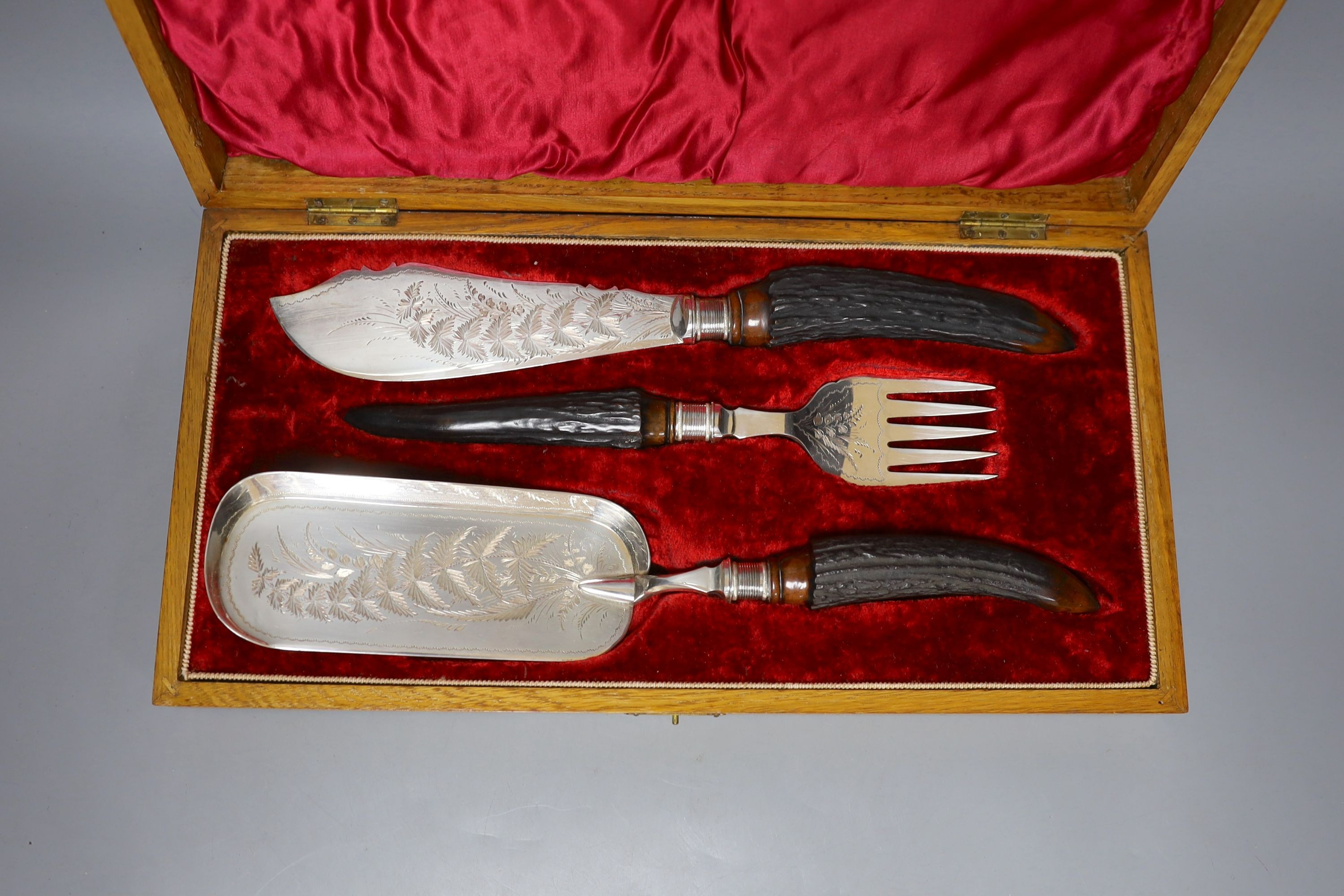 Silver plated horn handle fish servers and crumb spoon in fitted case